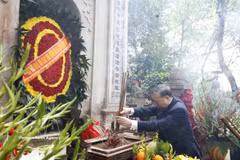 General Secretary and State President To Lam offers incense and flowers in commemoration at the Hung Kings' Mausoleum. (Photo: VNA)
