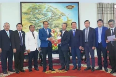 A visiting delegation from Laos's Savannakhet province and officials of Hue city in a group photo at their meeting on January 18. (Photo: VNA)