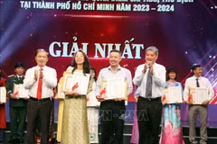 Presenting the first prizes of the online quiz at the event (Photo: VNA)