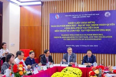 At the working session between French Ambassador to Vietnam Olivier Brochet and representatives of the Institute of Oceanography under the Vietnam Academy of Science and Technology (VAST) on February 13. (Photo: Khanh Hoa newspaper)