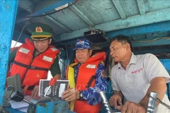 Phu Yen authorities conduct inspection of a fishing vessel. (Photo: VNA)