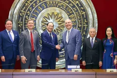 Vice Chairman of the National Assembly Tran Quang Phuong shakes hands with US Congressman John Moolenaar of Michigan at the meeting in Hanoi on May 28. (Photo: VNA)