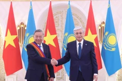 President Kassym-Jomart Tokayev of Kazakhstan (R) hands over the First-Class Order of Dostyk (Friendship) to Vietnamese Party General Secretary To Lam. (Photo: VNA)