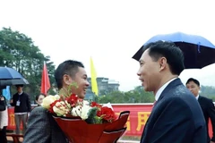 A leader of Binh Lieu district, Quang Ninh province, presents a bouquet to congratulate an arriving tourist. (Photo: VNA)