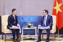 Prime Minister Pham Minh Chinh (R) and Dato' Chow Chee Wah, Chairman of Gamuda Land, at their meeting in Kuala Lumpur on May 25 (Photo: VNA)
