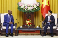 State President Luong Cuong (R) and Togo’s Minister of Foreign Affairs, African Integration and Togolese Abroad Robert Dussey at his reception for the latter in Hanoi on January 8 (Photo: VNA)