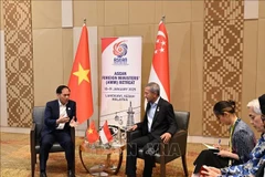 Vietnamese Deputy Prime Minister and Minister of Foreign Affairs Bui Thanh Son (L) meets with Singaporean Foreign Minister Vivian Balakrishnan on the sidelines of the ASEAN Foreign Ministers’ Retreat (AMM Retreat) in Malaysia on January 19. (Photo: VNA)