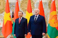 General Secretary of the Communist Party of Vietnam Central Committee To Lam (left) and Belarusian President Aleksandr Lukashenko in Minsk on May 12, 2025 (Photo: VNA)