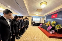 All officials and staff of the Vietnamese Embassy, representatives of Vietnamese agencies, and members of the Vietnamese community in Japan observe a minute’s silence in memory of former State President Tran Duc Luong. (Photo: VNA)