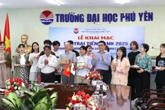 Leaders of Phu Yen province and the Phu Yen University present gifts to the delegation of lecturers and students from Wakayama Shin-ai University. (Photo: VNA) 