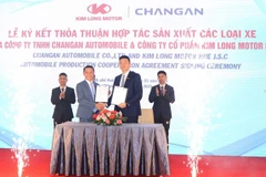 Kim Long Motor Hue JSC and Changan Automobile Group sign a cooperation agreement on building a factory. (Photo: VNA)