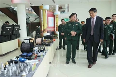 Senior Lieutenant General Hoang Xuan Chien (L), Deputy Minister of National Defense and Japanese Ambassador to Vietnam Ito Naoki visit models for explosive material signal processing at the Vietnam National Mine Action Centre. (Photo: VNA) 