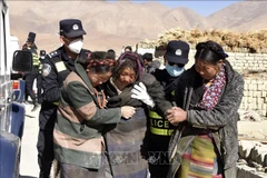 Rescue teams assist injured individuals following the earthquake in Dingri, Xigaze city, Tibet Autonomous Region (China) on January 7, 2025. (Photo: Xinhua/VNA)