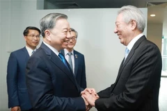 Party General Secretary To Lam (L) and Singaporean Senior Minister meets with Coordinating Minister for National Security Teo Chee Hean in Singapore on March 12 (Photo: VNA)