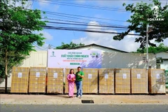 Director Thach Thi Chal Thi and CEO Pham Dinh Ngai (R) of Sokfarm stand next to the company first batch of 5-star OCOP-rated organic coconut sugar exported to the US. (Photo: VNA)