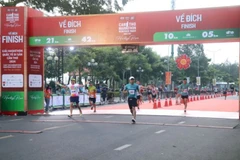 Participants at the race's half marathon (21.1km) event. (Photo: VNA)