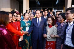 National Assembly Chairman Tran Thanh Man (front row, 4th from right) and OV delegates returning home to attend the 2025 “Xuan Que huong” (Homeland Spring) programme. (Photo: VNA).