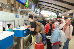 Passengers queue to check in at Noi Bai International Airport in Hanoi. (Photo: VNA)