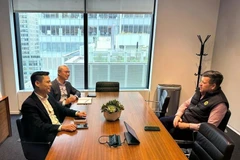 Ambassador Dang Hoang Giang (L), Permanent Representative of Vietnam to the UN, and Vice Chairman of the Nasdaq Bob McCooey (R) at the working session. (Photo: VNA)
