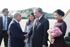 From left: First Deputy Prime Minister of Azerbaijan Yagub Eyyubov (1st) welcomes Party General Secretary To Lam (2nd) and his spouse at Heydar Aliyev International Airport in Baku. (Photo: VNA)