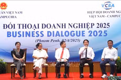 At the annual Vietnam-Cambodia business dialogue in Phnom Penh on April 4 (Photo: VNA)