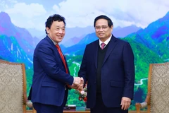 Prime Minister Pham Minh Chinh (R) and visiting Director-General of the Food and Agriculture Organisation of the United Nations (FAO) Qu Dongyu in Hanoi on February 6. (Photo: VNA)