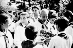 Teenagers in Sofia welcomed Vietnamese President Ho Chi Minh during his official visit to Bulgaria on August 16, 1957—a historic milestone in bilateral relations. (Photo: VNA) 