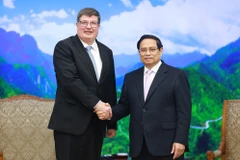 Prime Minister Pham Minh Chinh (R) and Arto Olavi Satonen, Minister for Employment from the Finnish Ministry of Economic Affairs and Employment, in Hanoi on January 13. (Photo: VNA)