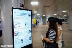 A screen installed to assist passengers of Metro Line 1 in checking information. (Photo: baogiaothong.vn)