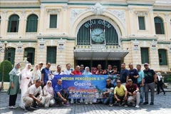 International tourists check-in at the Central Post Office, one of Ho Chi Minh City's most iconic attractions. (Photo: VNA)