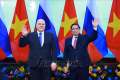Prime Minister Pham Minh Chinh (R) and Russian Prime Minister Mikhail Vladimirovich Mishustin in Hanoi on January 14. (Photo: VNA)
