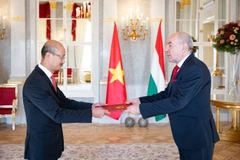 Vietnamese Ambassador to Hungary Bui Le Thai (L) presents his credentials to Hungarian President Tamás Sulyok. (Photo: VNA)