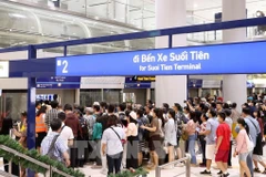 Crowds line up to board trains at Ben Thanh Station on December 22. (Photo: VNA)