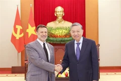 Party General Secretary To Lam (R) and outgoing Australian Ambassador Andrew Goledzinowski at their meeting in Hanoi on December 23. (Photo: VNA)