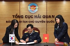 The General Department of Vietnam Customs and the Republic of Korea Customs Service sign a mutual recognition agreement. (Photo: baodautu.vn) 