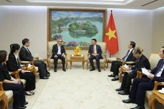 Deputy Prime Minister Le Thanh Long (R) and Pham Duc Trung Kien, President and Co- Founder of The Vietnam Foundation (VNF), at their meeting in Hanoi on May 12. (Photo: baochinhphu.vn)