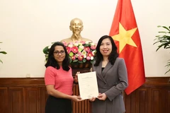 Deputy Minister of Foreign Affairs Le Thi Thu Hang (R) presents the licence for permanent office opening to Anantha Lakshmi, FT resident correspondent and head of its bureau in Hanoi, at the ceremony . (Photo: VNA)