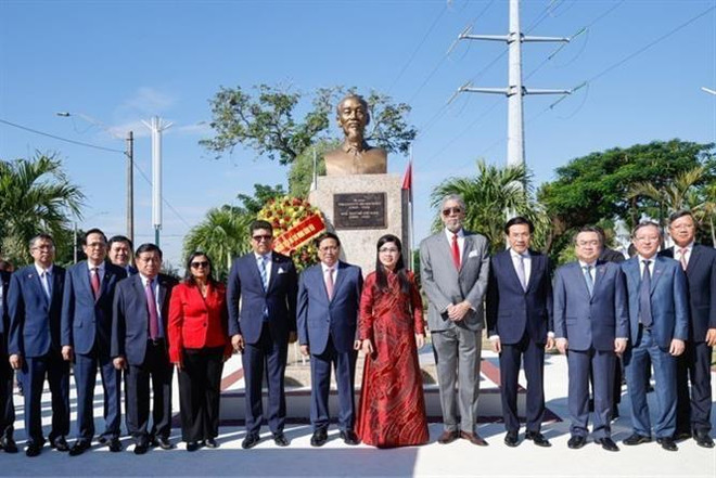 Prime Minister Pham Minh Chinh, his wife, and the Vietnamese delegation at the Ho Chi Minh Statue in Santo Domingo, the capital city of the Dominican Republic. (Photo: VNA) vna_potal_thu_tuong_pham_minh_chinh_du_le_khanh_thanh_ton_tao_tuong_dai_chu_tich_ho_chi_minh_tai_santo_domingo_7716544.jpg