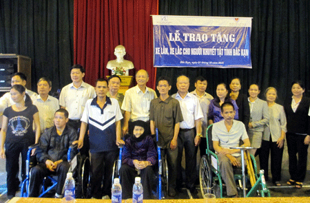 Wheelchairs given to the disabled in Bac Kan province ảnh 1