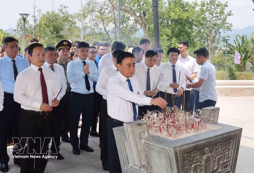 Politburo member and Permanent member of the Party Central Committee’s Secretariat Tran Cam Tu leads a high-ranking delegation to pay tribute to fallen heroes in Dien Bien province on April 28. (Photo: VNA)