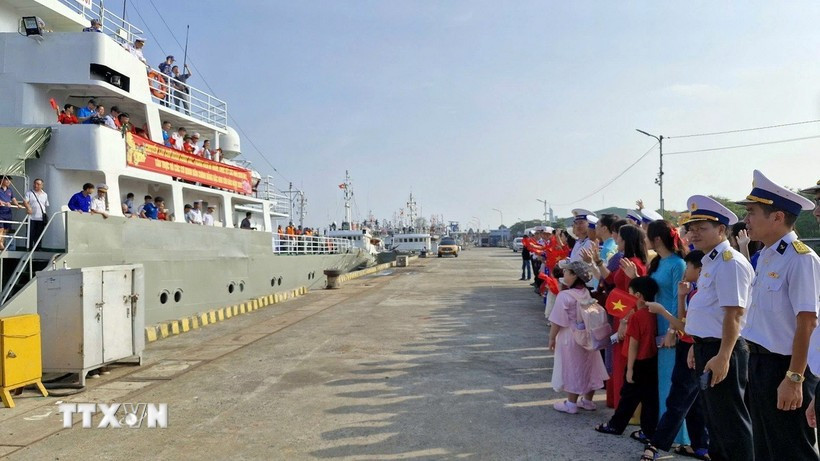 The working delegation prepares to depart from the port of Naval Region 2 Command in Ho Chi Minh City on the morning of January 16. (Photo: VNA)