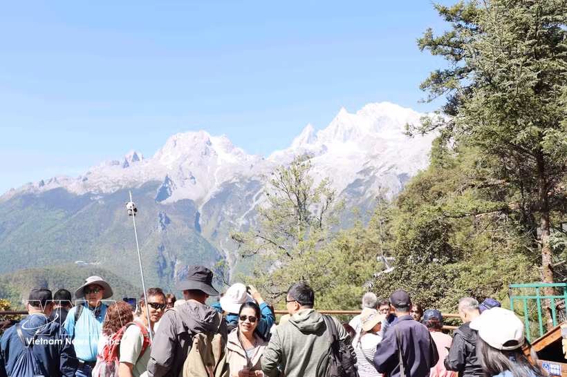 Jade Dragon Snow Mountain attracts tourists with its majestic scenery and mystical beauty, resembling a fairyland (Photo: VNA)