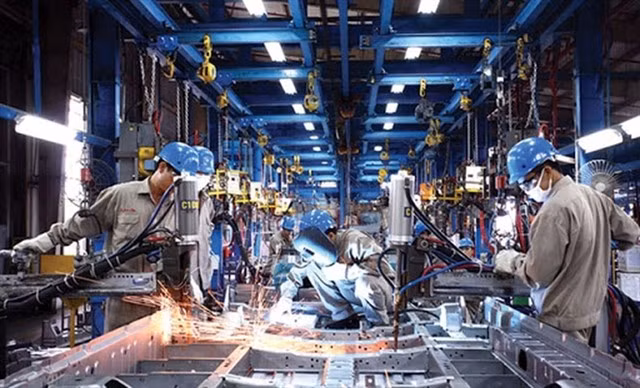 New orders decreased for the first time in eight months as price increases affected the ability of firms to secure new orders. (Photo baochinhphu.vn)