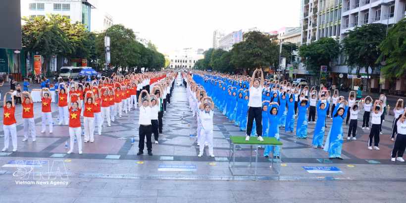 Health workers and residents perform mass wellness exercises, promoting healthy lifestyles in the community. (Photo: VNA) 