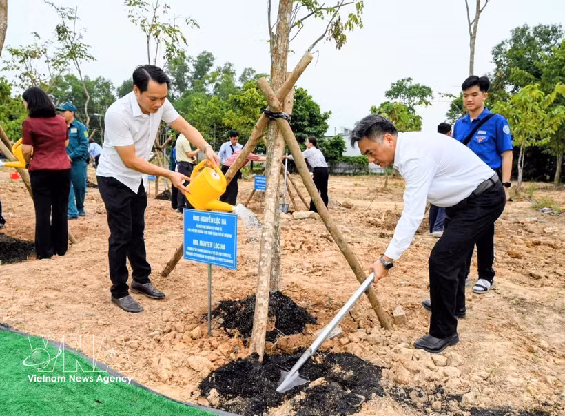 Nguyen Loc Ha (right), Standing Vice Chairman of the Ho Chi Minh City People’s Committee, joins the launch ceremony of the friendship tree-planting campaign. (Photo: VNA) 
