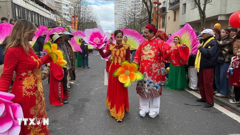 An “ao dai” (Vietnamese traditional long dress) show at the Lunar New Year parade in Paris. (Photo: VNA)