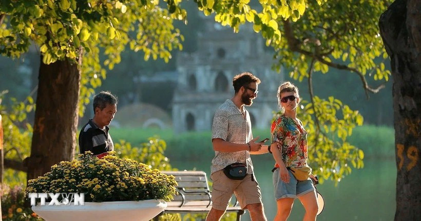 Foreign tourists in Hanoi. Illustrative image (Photo: VNA)