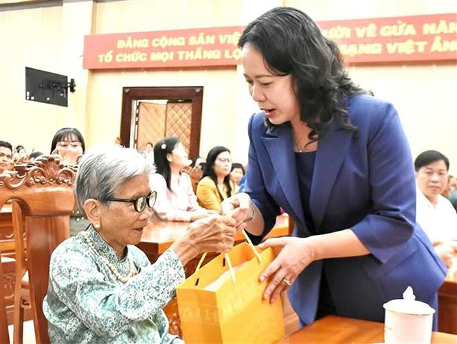 Vice President Vo Thi Anh Xuan presents a Tet gift, and extends New Year greetings to Heroic Vietnamese Mother Tran Thi Thi in An Giang province. (Photo: VNA)