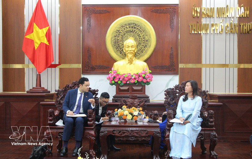 Nguyen Thi Ngoc Diep (R), Vice Chairwoman of the Can Tho People’s Committee, receives Etienne Ranaivoson, Consul General of France in Ho Chi Minh City. (Photo: VNA)