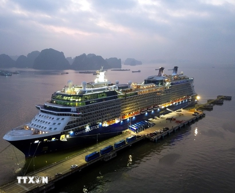 The Malta-flagged Celebrity Solstice, carrying 3,016 passengers, docks at Ha Long International Cruise Port in Bai Chay ward, Quang Ninh province. (Photo: VNA)